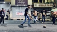 Sejumlah Anak Muda Main Bola di Jalan